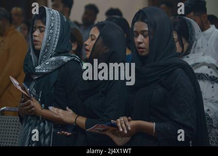 Lahore, Pakistan. 17. April 2022. (4/17/2022) Pakistans große Zahl katholischer Christen nimmt an der Ostervigil-Messe während des schwarzen Samstags in der Presbyterianischen Kirche Pakistans in Lahore Teil. Padri Shahid Meraj wendet sich an die katholischen Christen. Die Ostervigil ist eine Liturgie, die in traditionellen christlichen Kirchen als erste offizielle Feier der Auferstehung Jesu abgehalten wird. (Foto von Rana Sajid Hussain/Pacific Press/Sipa USA) Quelle: SIPA USA/Alamy Live News Stockfoto