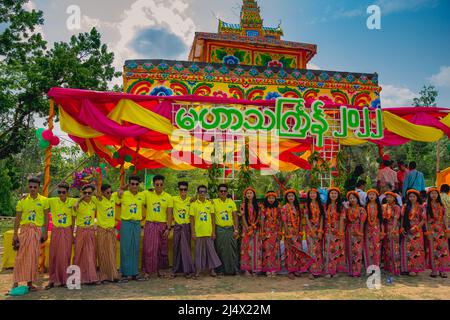 Bangladesch. 16. April 2022. Sangrai-Feierlichkeiten in Bangladesch am 16. April 2022. Im Thailändischen bedeutet „Übergang“ Veränderung. Sangrai bedeutet eigentlich, Auf Wiedersehen zum alten Jahr zu sagen und das neue Jahr willkommen zu heißen. Gleichzeitig beginnt die neue Zoom-Saison in den Chittagong Hill Tracts nach Sangrai. Sangrai wird hauptsächlich durch Wasserfeste gefeiert. (Foto: Sumon das/Pacific Press/Sipa USA) Quelle: SIPA USA/Alamy Live News Stockfoto