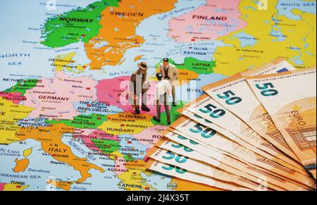 Business People Meeting-Konzept. Figuren von Männern auf der Landkarte von Europa. Stockfoto