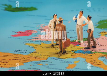 Business People Meeting-Konzept. Figuren von Männern auf der Landkarte von Europa. Stockfoto