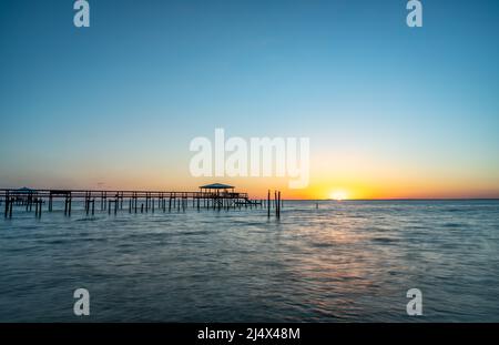 Eine wunderschöne Aussicht auf den Sonnenuntergang in Fairhope, AL USA Stockfoto
