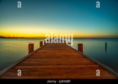 Eine wunderschöne Aussicht auf den Sonnenuntergang in Fairhope, AL USA Stockfoto