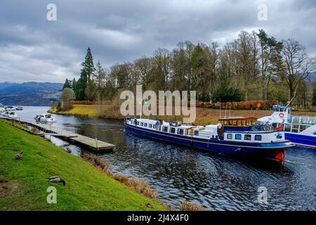 Der Touristenkreuzer Scottish Highlander macht sich auf den Weg durch den Caledonian Canal und in Loch Ness, Schottland Stockfoto