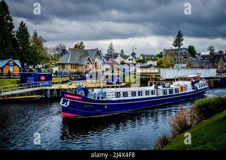 Der Touristenkreuzer Scottish Highlander macht sich auf den Weg durch den Caledonian Canal und in Loch Ness, Schottland Stockfoto