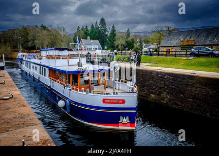 Spirit of Scotland, der durch die Schleusen des Caledonian Canal von Loch Ness in Fort Augustus, Schottland, führt Stockfoto