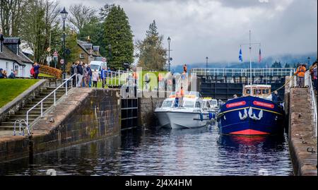 Der Touristenkreuzer Scottish Highlander mit anderen kleineren Booten, die ihren Weg durch den Caledonian Canal schlössern und in Loch Ness, Schottland, einschiffen Stockfoto