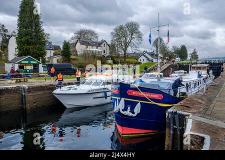 Der Touristenkreuzer Scottish Highlander mit anderen kleineren Booten, die ihren Weg durch den Caledonian Canal schlössern und in Loch Ness, Schottland, einschiffen Stockfoto