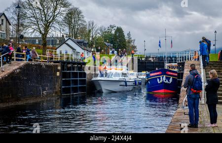 Der Touristenkreuzer Scottish Highlander mit anderen kleineren Booten, die ihren Weg durch den Caledonian Canal schlössern und in Loch Ness, Schottland, einschiffen Stockfoto