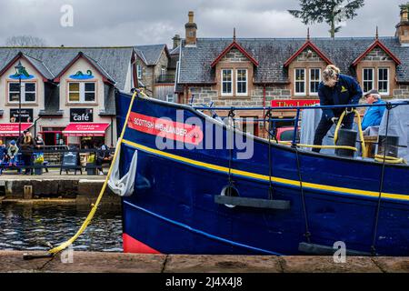 Der Touristenkreuzer Scottish Highlander macht sich auf den Weg durch den Caledonian Canal und in Loch Ness, Schottland Stockfoto