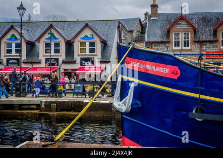 Der Touristenkreuzer Scottish Highlander macht sich auf den Weg durch den Caledonian Canal und in Loch Ness, Schottland Stockfoto