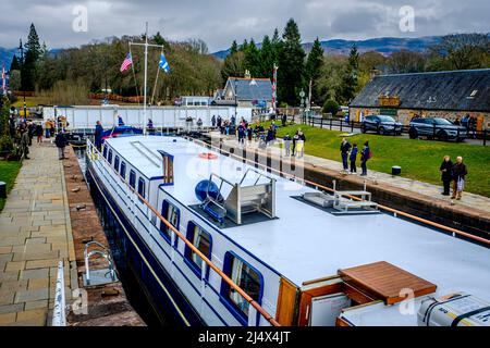 Der Touristenkreuzer Scottish Highlander macht sich auf den Weg durch den Caledonian Canal und in Loch Ness, Schottland Stockfoto