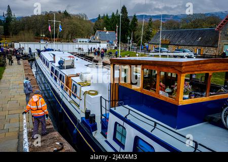 Der Touristenkreuzer Scottish Highlander macht sich auf den Weg durch den Caledonian Canal und in Loch Ness, Schottland Stockfoto