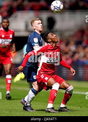 Isaiah Jones von Middlesbrough (rechts) und Lewis O'Brien von Huddersfield Town kämpfen während des Sky Bet Championship-Spiels im Riverside Stadium, Middlesbrough, um den Ball. Bilddatum: Montag, 18. April 2022. Stockfoto