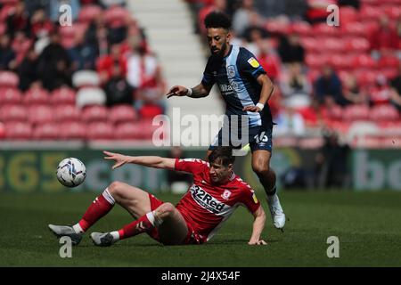 MIDDLESBROUGH, GROSSBRITANNIEN. APR 18. Jonathan Howson von Middlesbrough in Aktion mit Sorba Thomas von Huddersfield Town während des Sky Bet Championship-Spiels zwischen Middlesbrough und Huddersfield Town am Montag, den 18.. April 2022 im Riverside Stadium, Middlesbrough. (Kredit: Mark Fletcher | MI News) Kredit: MI Nachrichten & Sport /Alamy Live News Stockfoto