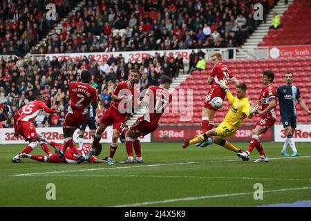 MIDDLESBROUGH, GROSSBRITANNIEN. APR 18. Luke Daniels von Middlesbrough rettet während des Sky Bet Championship-Spiels zwischen Middlesbrough und Huddersfield Town am Montag, dem 18.. April 2022, aus nächster Nähe im Riverside Stadium in Middlesbrough. (Kredit: Mark Fletcher | MI News) Kredit: MI Nachrichten & Sport /Alamy Live News Stockfoto