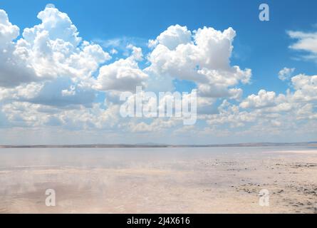 Schöne Landschaft mit Salzsee Tuz (Tuz Golu). Zweitgrößter Salzsee in der Türkei. Sommertag. Malerische Aussicht mit bewölktem Himmel und Wasser Stockfoto