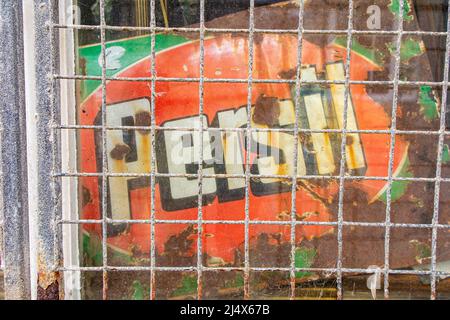 Ein altes, verfallendes Schild, auf dem das Waschmittel von „Irsil“ steht Stockfoto