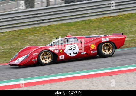 Scarperia, 3. April 2022: Ferrari 312 P Jahr 1969 ex Pedro Rodriguez im Einsatz während des Mugello Classic 2022 auf dem Kurs von Mugello in Italien. Stockfoto