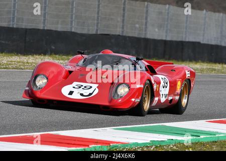 Scarperia, 3. April 2022: Ferrari 312 P Jahr 1969 ex Pedro Rodriguez im Einsatz während des Mugello Classic 2022 auf dem Kurs von Mugello in Italien. Stockfoto