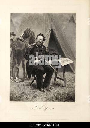 Nathaniel Lyon (14. Juli 1818 – 10. August 1861) war der erste Unionsgeneral, der im amerikanischen Bürgerkrieg getötet wurde. Er ist bekannt für seine Aktionen in Missouri im Jahr 1861, zu Beginn des Konflikts, um geheime sezessionistische Pläne des Gouverneurs Claiborne Jackson zu forestall. Aus dem Buch History of the war for the Union : Civil, Military and Naval. Gegründet auf offiziellen und anderen authentischen Dokumenten / von Evert A. Duyckinck. Illustriert von Originalgemälden, von Alonzo Chappel von Evert Augustus Duyckinck, Verlag New York : Johnson, Fry 1862 Stockfoto