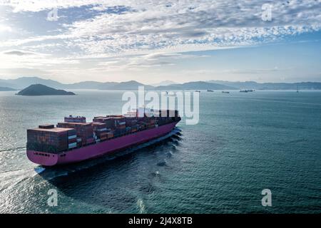 Luftaufnahme eines voll beladenen Containerschiffes, das Hongkong erreicht Stockfoto