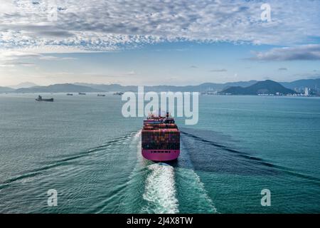 Luftaufnahme eines voll beladenen Containerschiffes, das Hongkong erreicht Stockfoto