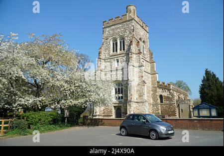 Fiat 500 parkte vor der Henlow Kirche mit blühendem Baum. Stockfoto