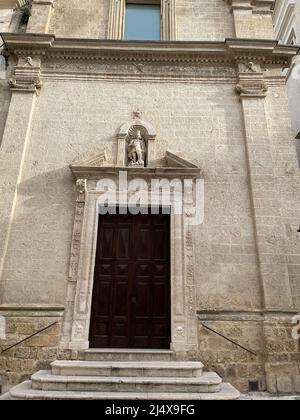 Altamura, Italien. Vorderansicht der katholischen Kirche 'Chiesa Rettoria San Michele Arcangelo' aus dem 17.. Jahrhundert. Stockfoto