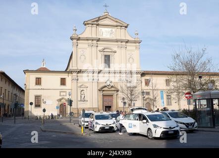 Taxis vor der Markuskirche und dem Museum Piazza San Marco Florenz Italien Stockfoto