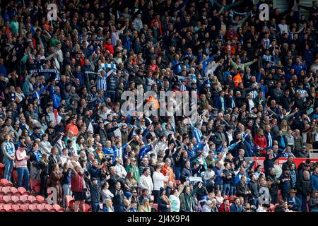 Middlesbrough, Großbritannien. 18. April 2022. Fans von Huddersfield Town in Middlesbrough, Großbritannien am 4/18/2022. (Foto von Ben Early/News Images/Sipa USA) Quelle: SIPA USA/Alamy Live News Stockfoto