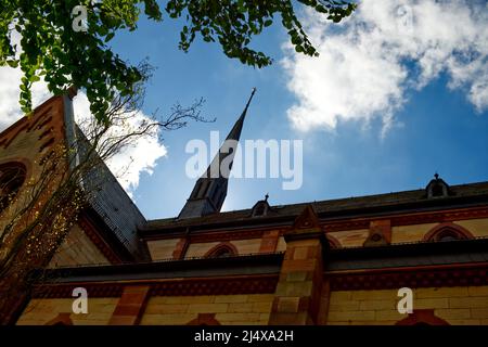 Außenansicht auf dem Seitenschiff einer katholischen Kirche (St. Pankratius) in Offenbach-Bürgel, Hessen, Deutschland Stockfoto