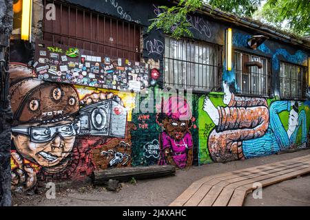 Urbane Kunst am Flussufer am YAAM Young African Art Market am Stralauer Platz, Friedrichshain, Berlin. Riverside Beach Club mit Basketball- und Volleyballplätzen, einer Bar sowie Live-Konzerten und Musik von DJs Stockfoto