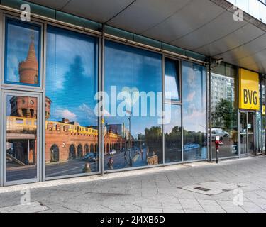 Außenansicht des BVG-Hauptgebäudes in der Holzmarktstraße mit Foto der Oberbaumbrücke am Fenster, Mitte-Berlin. Stockfoto