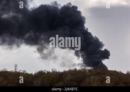 LVIV, UKRAINE - APR 18, 2022: Rauch steigt über militärische und zivile Infrastruktur die Raketenangriffe der russischen Armee. Als Ergebnis dieser Streiks in Stockfoto