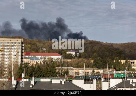 LVIV, UKRAINE - APR 18, 2022: Rauch steigt über militärische und zivile Infrastruktur die Raketenangriffe der russischen Armee. Als Ergebnis dieser Streiks in Stockfoto