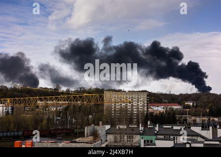 LVIV, UKRAINE - APR 18, 2022: Rauch steigt über militärische und zivile Infrastruktur die Raketenangriffe der russischen Armee. Als Ergebnis dieser Streiks in Stockfoto