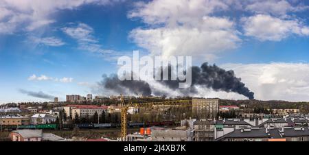 LVIV, UKRAINE - APR 18, 2022: Rauch steigt über militärische und zivile Infrastruktur die Raketenangriffe der russischen Armee. Als Ergebnis dieser Streiks in Stockfoto