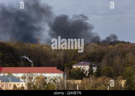 LVIV, UKRAINE - APR 18, 2022: Rauch steigt über militärische und zivile Infrastruktur die Raketenangriffe der russischen Armee. Als Ergebnis dieser Streiks in Stockfoto