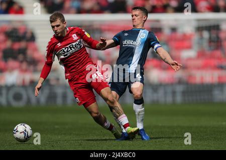 MIDDLESBROUGH, GROSSBRITANNIEN. APR 18. Middlesbroughs Riley McGree in Aktion mit Jonathan Hogg von Huddersfield Town während des Sky Bet Championship-Spiels zwischen Middlesbrough und Huddersfield Town am Montag, dem 18.. April 2022 im Riverside Stadium, Middlesbrough. (Kredit: Mark Fletcher | MI News) Kredit: MI Nachrichten & Sport /Alamy Live News Stockfoto