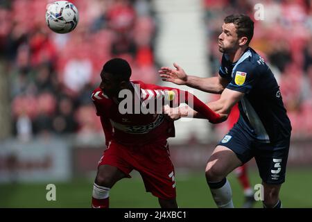 MIDDLESBROUGH, GROSSBRITANNIEN. APR 18. Isaiah Jones von Middlesbrough in Aktion mit Harry Toffolo von Huddersfield Town während des Sky Bet Championship-Spiels zwischen Middlesbrough und Huddersfield Town am Montag, den 18.. April 2022 im Riverside Stadium, Middlesbrough. (Kredit: Mark Fletcher | MI News) Kredit: MI Nachrichten & Sport /Alamy Live News Stockfoto