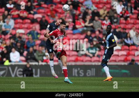 MIDDLESBROUGH, GROSSBRITANNIEN. APR 18. Andraz Sporar von Middlesbrough bestreitet einen Header mit Harry Toffolo von Huddersfield Town während des Sky Bet Championship-Spiels zwischen Middlesbrough und Huddersfield Town am Montag, dem 18.. April 2022 im Riverside Stadium, Middlesbrough. (Kredit: Mark Fletcher | MI News) Kredit: MI Nachrichten & Sport /Alamy Live News Stockfoto