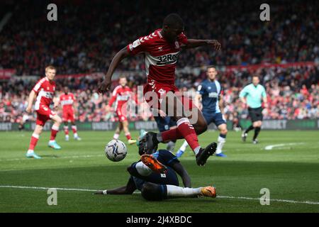 MIDDLESBROUGH, GROSSBRITANNIEN. APR 18. Mouhamadou-Naby Sarr von Huddersfield Town tagt am Montag, den 18.. April 2022, gegen Isaiah Jones von Middlesbrough während des Sky Bet Championship-Spiels zwischen Middlesbrough und Huddersfield Town im Riverside Stadium, Middlesbrough. (Kredit: Mark Fletcher | MI News) Kredit: MI Nachrichten & Sport /Alamy Live News Stockfoto