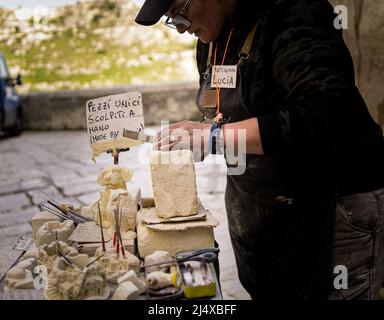 Linke Ansicht von Handwerkern mit Materialien und Werkzeugen Stockfoto