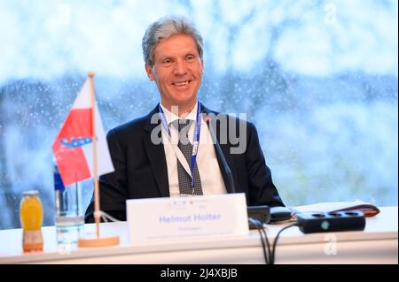 Hamburg, Deutschland. 07. April 2022. Helmut Holter (die Linke), Minister für Bildung, Jugend und Sport Thüringens, sitzt vor Beginn der außerordentlichen Ministerkonferenz im Hotel Le Meridién an der Alster. Quelle: Jonas Walzberg/dpa/Alamy Live News Stockfoto