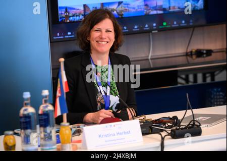 Hamburg, Deutschland. 07. April 2022. Kristina Herbst, Staatssekretärin im Ministerium des Innern, des ländlichen Raums, der Integration und der Gleichstellung des Landes Schleswig-Holstein, sitzt vor Beginn der außerordentlichen Konferenz der Sportminister im Hotel Le Meridién an der Alster. Quelle: Jonas Walzberg/dpa/Alamy Live News Stockfoto