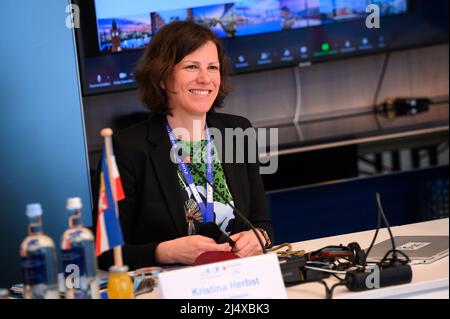 Hamburg, Deutschland. 07. April 2022. Kristina Herbst, Staatssekretärin im Ministerium des Innern, des ländlichen Raums, der Integration und der Gleichstellung des Landes Schleswig-Holstein, sitzt vor Beginn der außerordentlichen Konferenz der Sportminister im Hotel Le Meridién an der Alster. Quelle: Jonas Walzberg/dpa/Alamy Live News Stockfoto