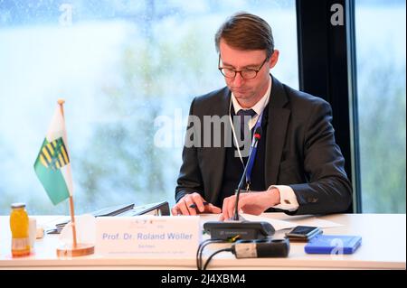 Hamburg, Deutschland. 07. April 2022. Der sächsische Innenminister Roland Wöller (CDU) sitzt vor dem Beginn der außerordentlichen Konferenz der Sportminister im Hotel Le Meridién auf der Alster. Quelle: Jonas Walzberg/dpa/Alamy Live News Stockfoto