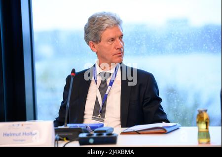 Hamburg, Deutschland. 07. April 2022. Helmut Holter (die Linke), Minister für Bildung, Jugend und Sport Thüringens, sitzt vor Beginn der außerordentlichen Ministerkonferenz im Hotel Le Meridién an der Alster. Quelle: Jonas Walzberg/dpa/Alamy Live News Stockfoto