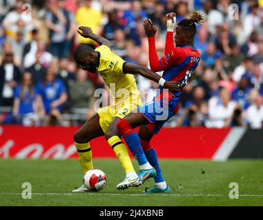 LONDON, ENGLAND - 17. APRIL: Chelsea's Antonio Rudiger teinerseits mit Crystal Palace's Wilfried Zaha während des FA Cup Halbfinales zwischen Crystal Palace und C Stockfoto