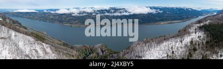 Schnee bedeckt die malerische Columbia River Gorge, die Oregon und Washington im pazifischen Nordwesten der Vereinigten Staaten trennt. Stockfoto